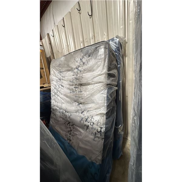 QUEEN SIZE DELUXE MATTRESS & BOXSPRING