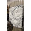 Image 1 : QUEEN SIZE DELUXE MATTRESS & BOXSPRING