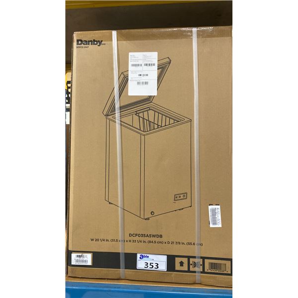 DANBY MODEL DCF035AWDB. 20" CHEST FREEZER IN WHITE