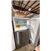 Image 3 : DANBY MODEL DFF142E1SSDB. STAINLESS STEEL 14.2 CU FT APARTMENT SIZED TOP FREEZER REFRIGERATOR
