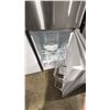 Image 4 : DANBY MODEL DFF142E1SSDB. STAINLESS STEEL 14.2 CU FT APARTMENT SIZED TOP FREEZER REFRIGERATOR