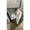 Image 3 : WHIRLPOOL MODEL WRTX5419SZ. 30", 19.3 CU FT STAINLESS STEEL TOP FREEZER REFRIGERATOR