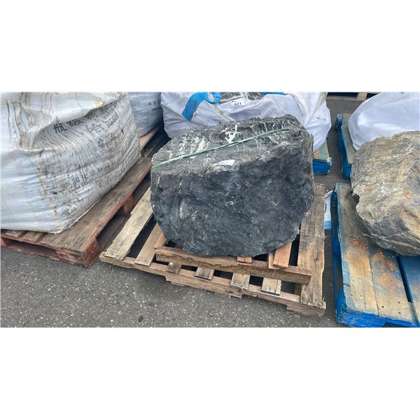 4' X 4' PALLET BAG OF DARK SLATE PROFESSIONAL OUTDOOR LANDSCAPE STONE *MUST TAKE ALL ON PALLET*