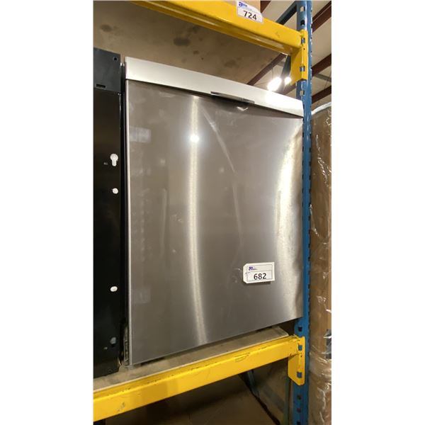 BOSCH MODEL SHS53C75N/27. 300 SERIES 24" STAINLESS STEEL BUILT IN SMART DISHWASHER, 46 DBA,