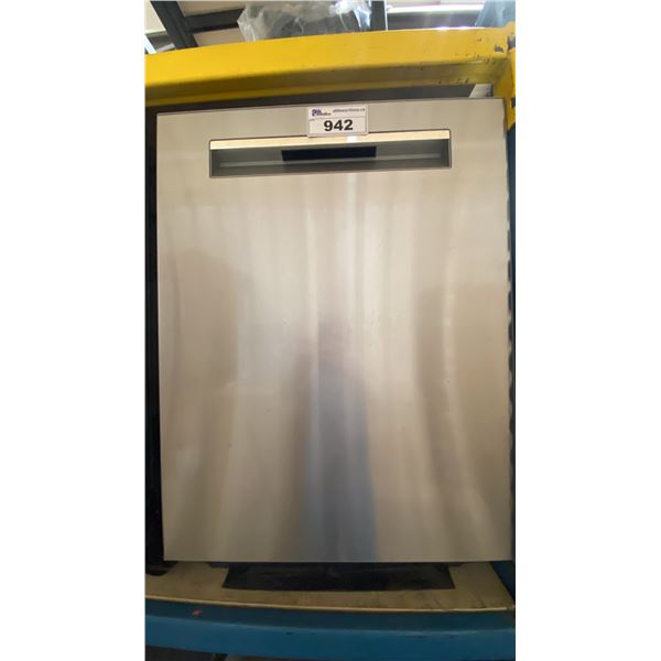 BOSCH STAINLESS STEEL BUILT IN SMART DISHWASHER, 42 DBA *USED*