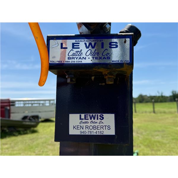 Lewis Cattle Oiler Co. Livestock Backrubber / Cattle fly Control system