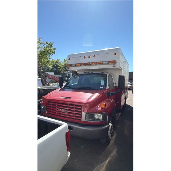 2007 GMC C4500, 2DR BOX TRUCK, RED/WHITE, VIN 1GDC4C1G17F416527,