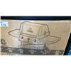 Image 3 : BROIL KING SIGNET 320 946854. 3 BURNER LIQUID PROPANE DOMESTIC OUTDOOR GRILL *IN BOX*