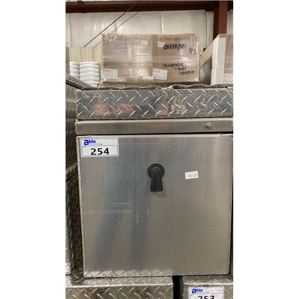 TREBOR MANUFACTURING CHECKER PLATE ALUMINUM SIDE STEP SERVICE/TOOL CHEST APPROX 64"L X 17"D X 22"H