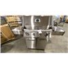 Image 2 : NAPOLEON PRESTIGE MODEL P500NSS-3. STAINLESS STEEL 4 BURNER NATURAL GAS GRILL WITH FOLD DOWN SIDES