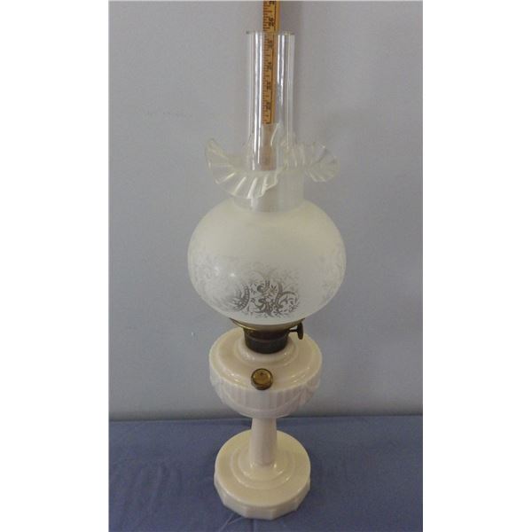 vintage  Aladdin Lincoln Drape Milk glass oil lamp