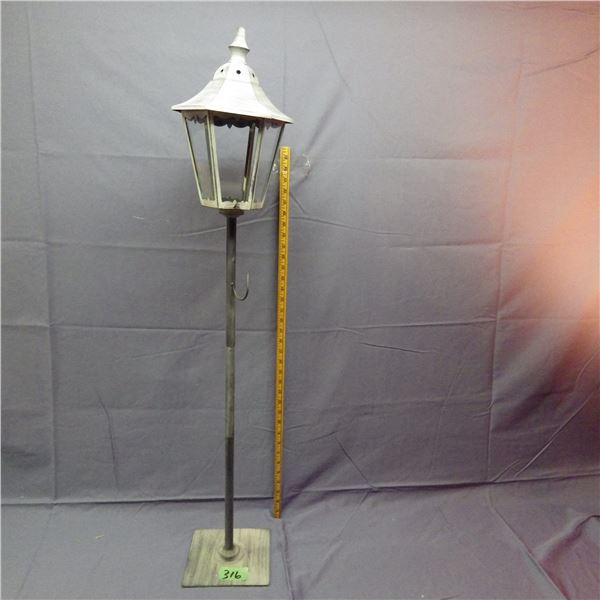 Metal lamp post for candles