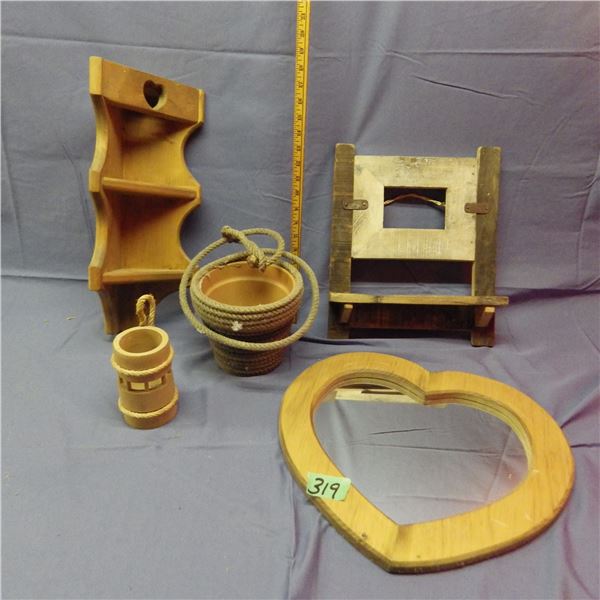Lot of wood decorative items