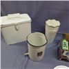 Image 2 : Vintage enamel wear and other tin pieces
