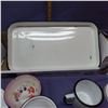 Image 4 : Vintage enamel wear and other tin pieces