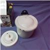 Image 7 : Vintage enamel wear and other tin pieces
