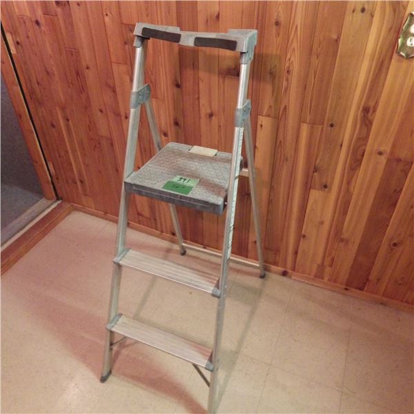 step ladder -- 3 steps
