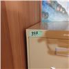 Image 6 : 4 drawer legal size filing cabinet on casters