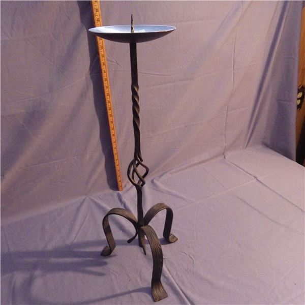 Iron candle holder free standing on the floor