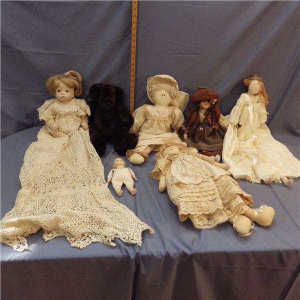 Lot of assorted dolls