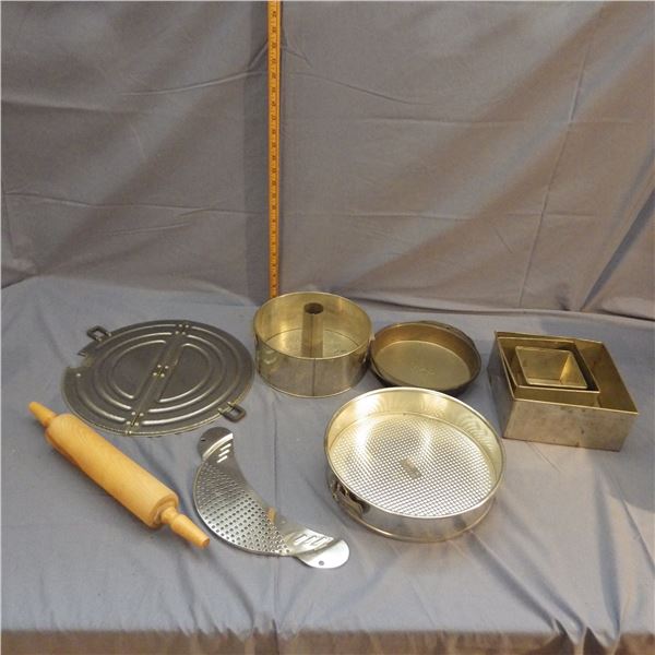Lot of miscellaneous baking pans