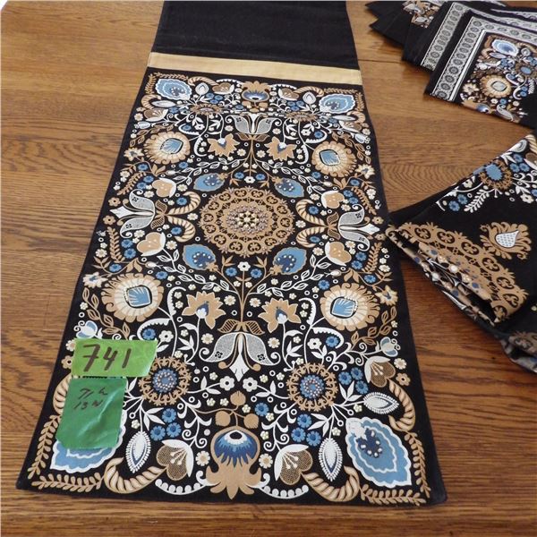 Table topper with matching napkins