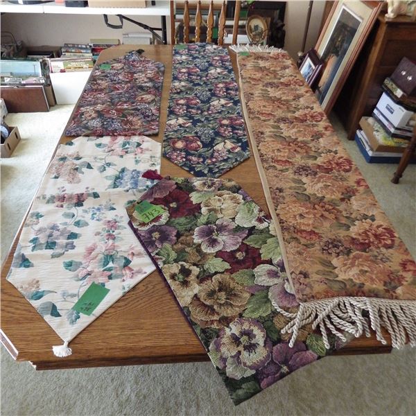 Various tabletoppers and table  runners