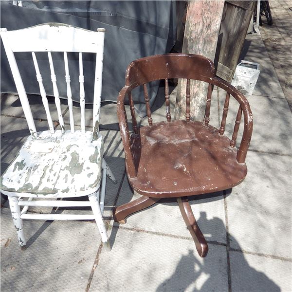 Lot of 2 vintage wood chairs