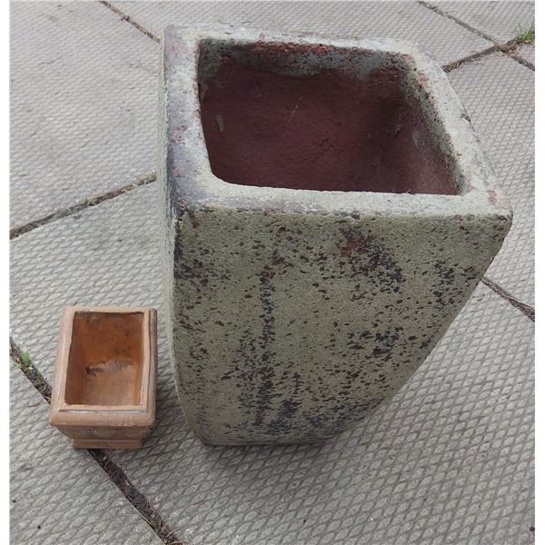 2 Small flower pots