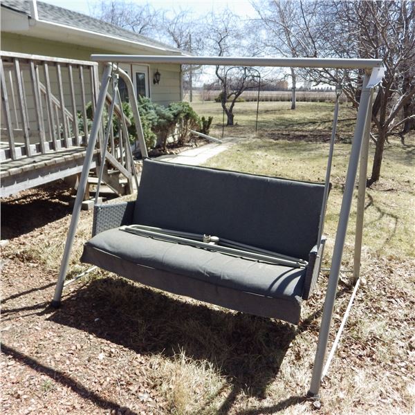 metal framed freestanding outdoor 2 seat patio swing