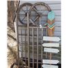 Image 1 : Decorative trellises and decorated boat oar