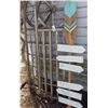 Image 2 : Decorative trellises and decorated boat oar