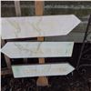 Image 4 : Decorative trellises and decorated boat oar