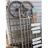 Image 5 : Decorative trellises and decorated boat oar