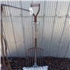 Image 4 : vintage yard and garden tools