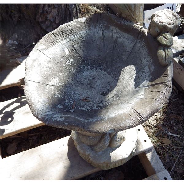 Garden décor bird bath