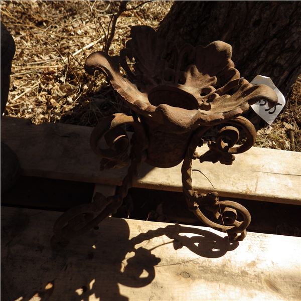 cast Garden décor plant stand