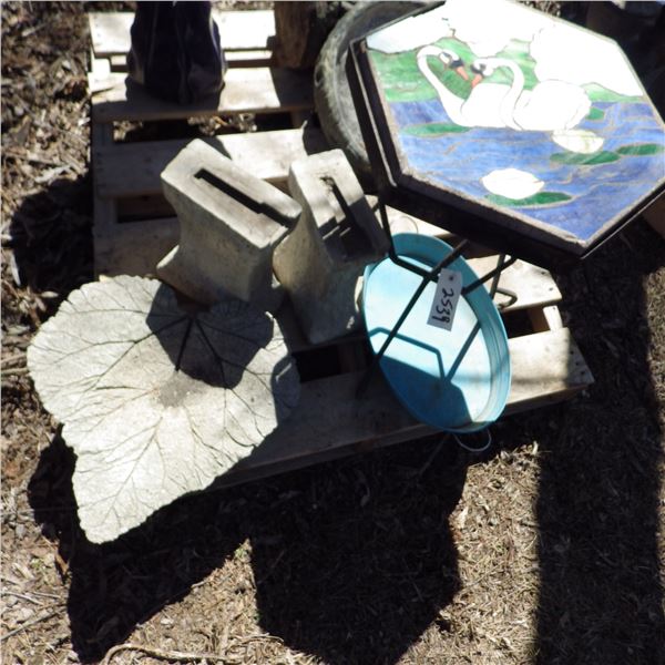 pallet of assorted garden décor items