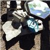 Image 1 : pallet of assorted garden décor items