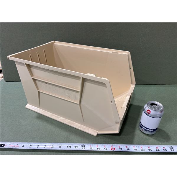 BAC EMPILABLE EN PLASTIQUE 18"x11"x10"