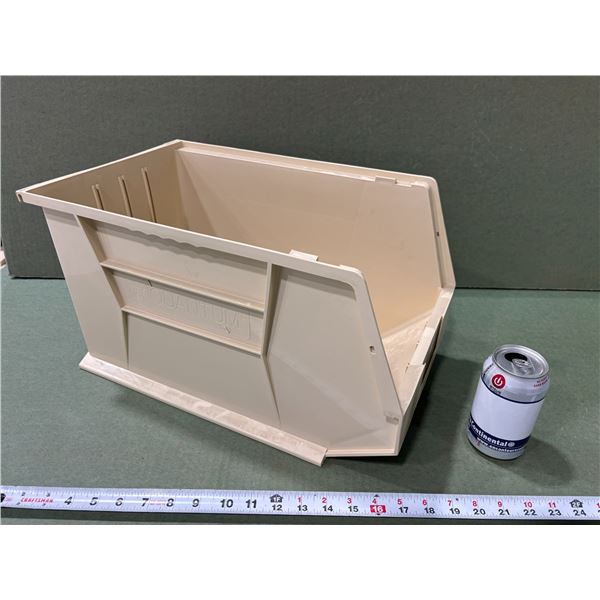 BAC EMPILABLE EN PLASTIQUE 18"x11"x10"