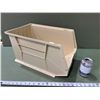 Image 1 : BAC EMPILABLE EN PLASTIQUE 18"x11"x10"