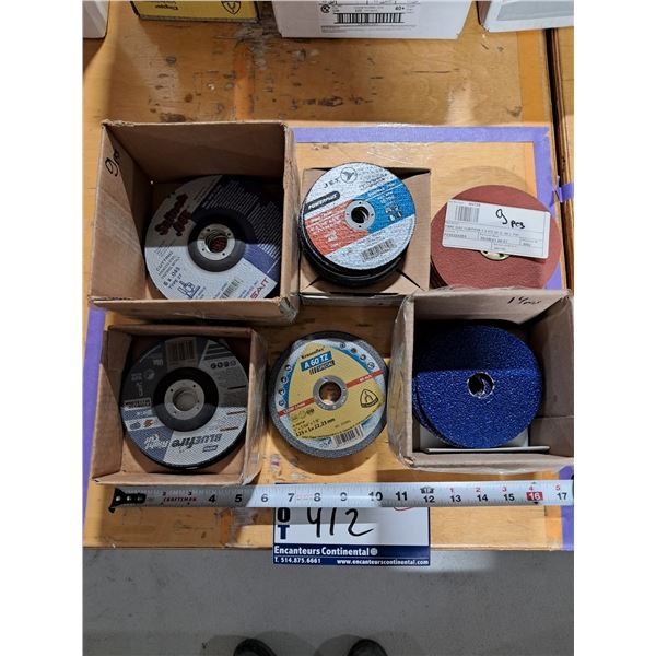LOT DE +/- 60 DISQUES À SABLER ET À MEULER ASSORTIS