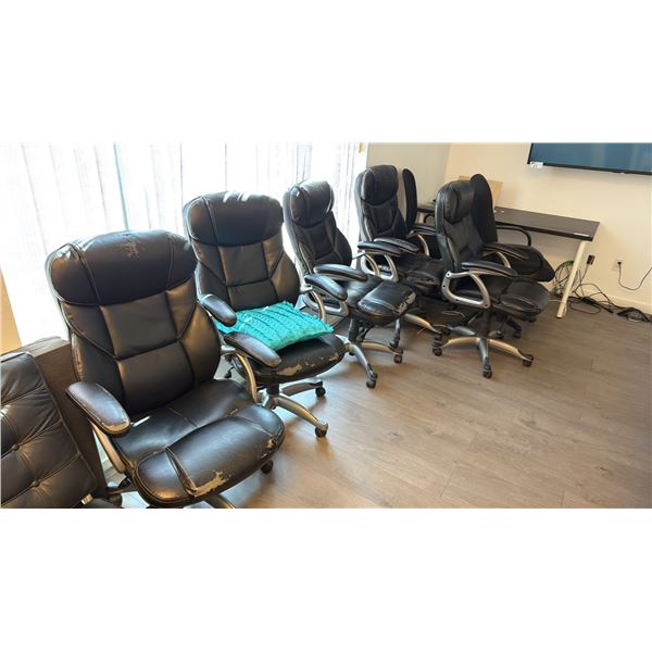 ASSORTED OFFICE FURNITURE - SMALL TABLE, (7) OFFICE CHAIRS, ROUND TABLE , UMBRELLA STAND WITH