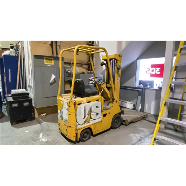 FLIGHT SYSTEMS INC. ELECTRIC FORKLIFT WITH BATTERY CHARGER *FOR PARTS OR REPAIR, NOT RUNNING*