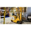 Image 4 : FLIGHT SYSTEMS INC. ELECTRIC FORKLIFT WITH BATTERY CHARGER *FOR PARTS OR REPAIR, NOT RUNNING*