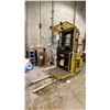Image 1 : YALE MODEL OS030ECN24TE089 ELECTRIC LIFT TRUCK ORDER PICKER WITH CHARGER