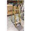 Image 3 : 2 FIBERGLASS & ALUMINIUM STEP LADDERS - GREEN SHOP PRO 6FT AND YELLOW WERNER 5FT