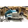 Image 2 : GROUP OF (6) ASSORTED POWER SANDING TOOLS - MAKITA, BOSCH, DEWALT