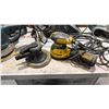 Image 5 : GROUP OF (6) ASSORTED POWER SANDING TOOLS - MAKITA, BOSCH, DEWALT